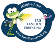 Logo BAG Familienerholung – Frosch mit Plakette